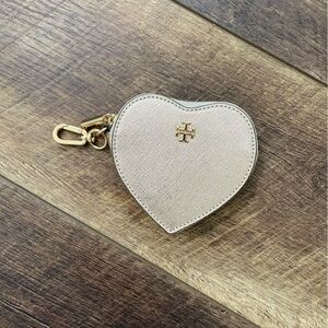 ✨NEW W/O TAGS✨Tory Burch Women’s Saffiano Leather Heart Key Fob Metallic Pink